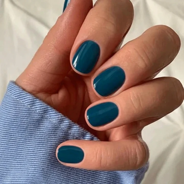 Manucure bleu profond